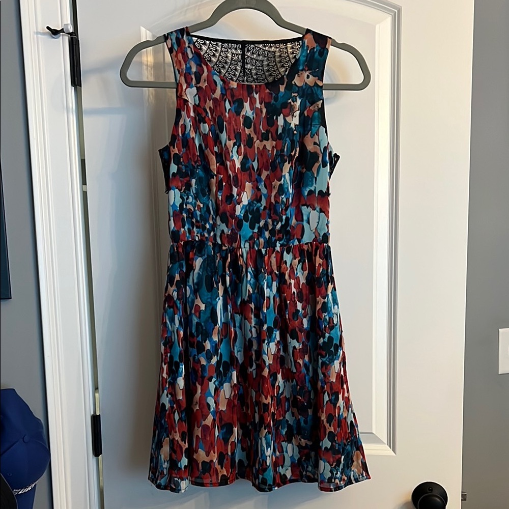 Sleeveless Multicolor Floral Print Dress with lace and open back detail